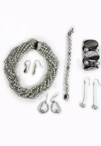 Collar, pulsera y arete de varias hileras de perlas plateadas con pavé