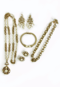 Cadena texturizada con colgante, pulsera y pendientes de perlas